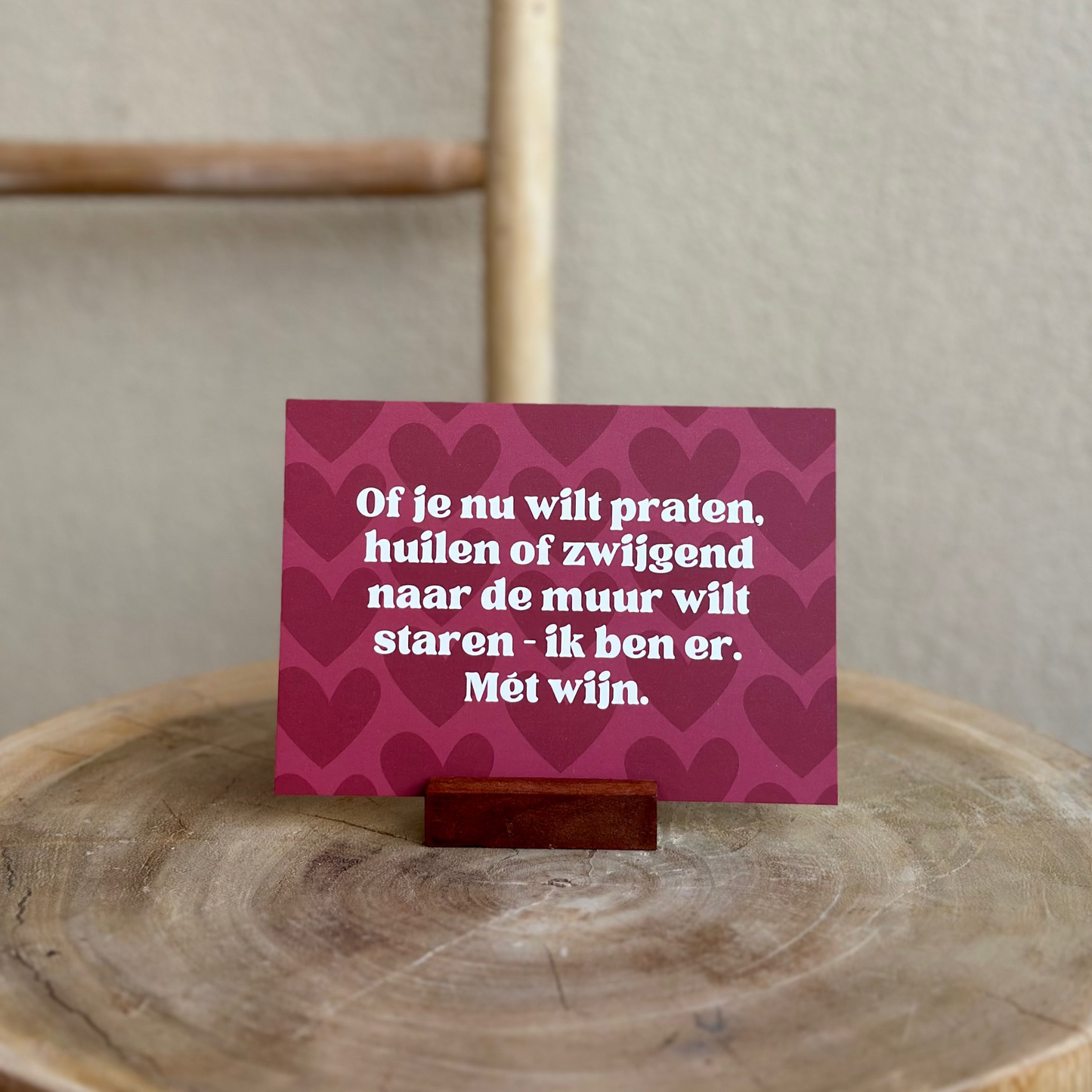 Of je nu wilt praten, huilen, of zwijgend naar de muur wil staren. Ik ben er. Met wijn.